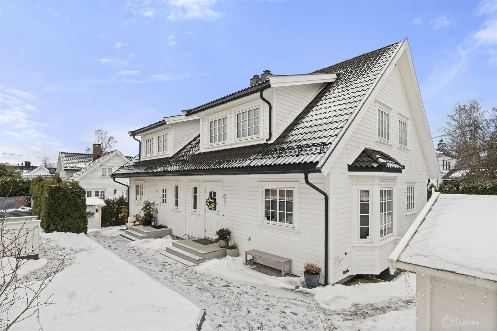 Eiendommen ligger i et barnevennlig villaområde med kort vei til bl.a. Bekkelaget skole, fritidstilbud på Ekebergsletta, kollektivtransport og servicetilbud Galleribilde