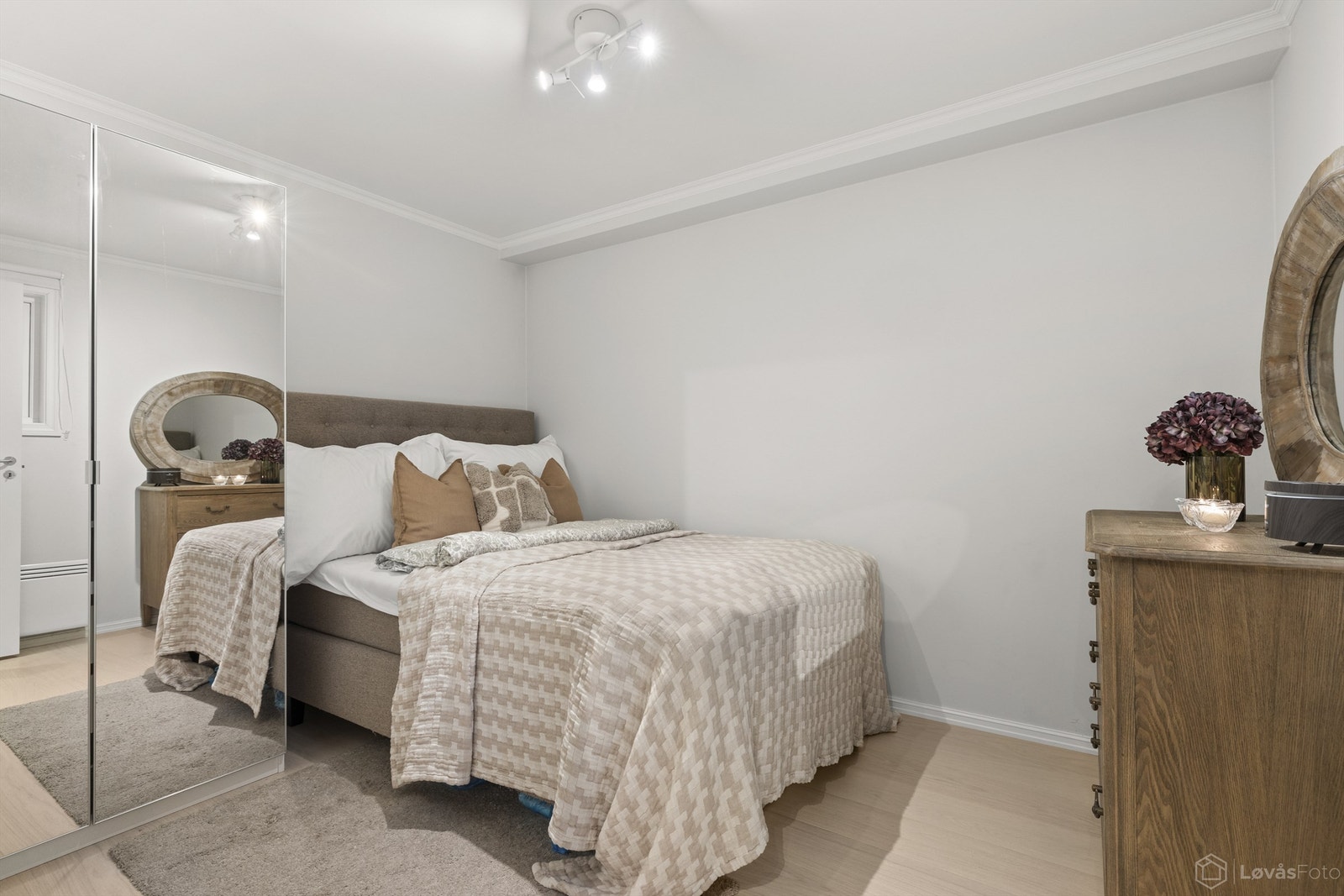 Soverom med ny 1-stavs parkett i 2024 og plass til garderobeskap Galleribilde