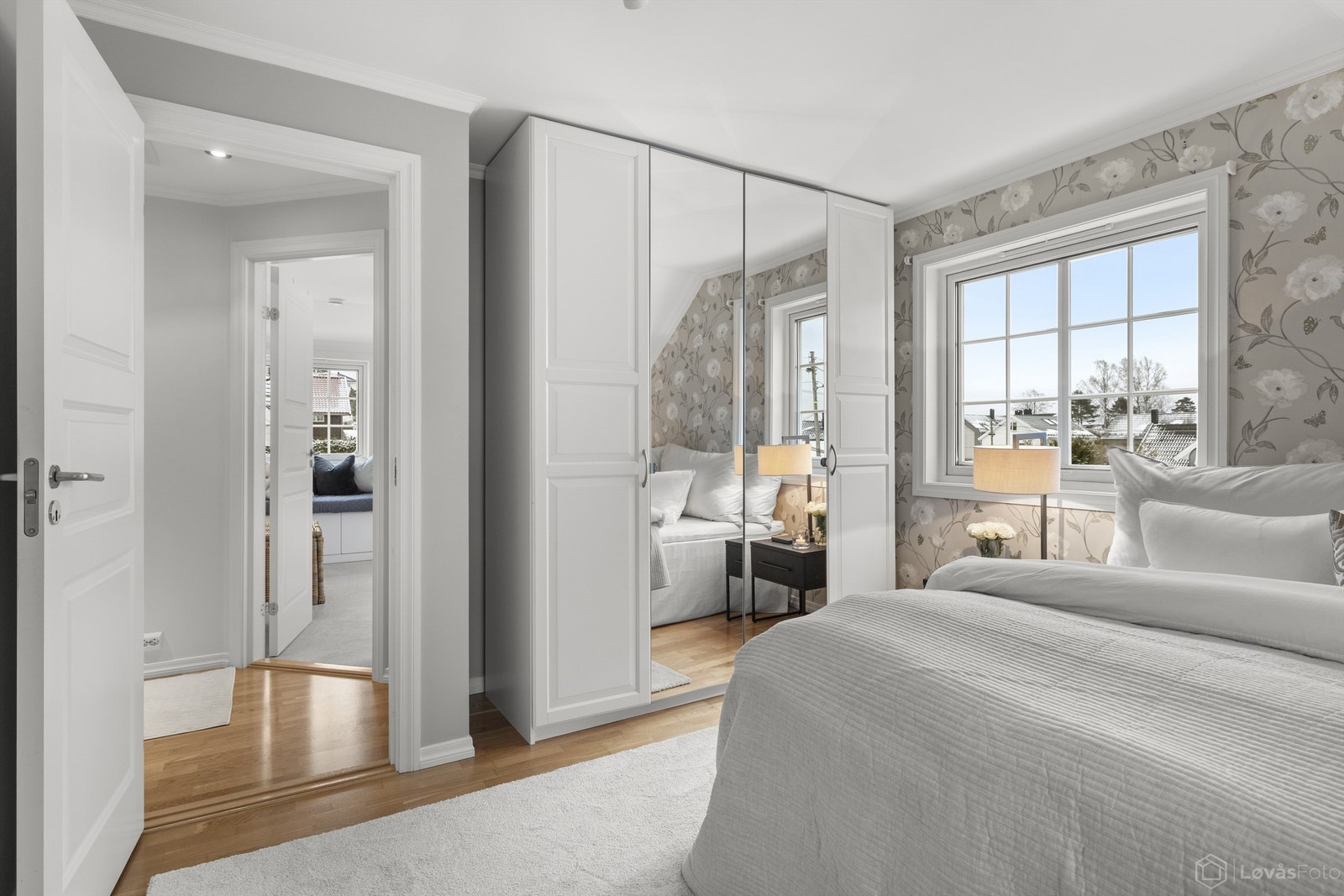 Soverom 1 med garderobeskap Galleribilde