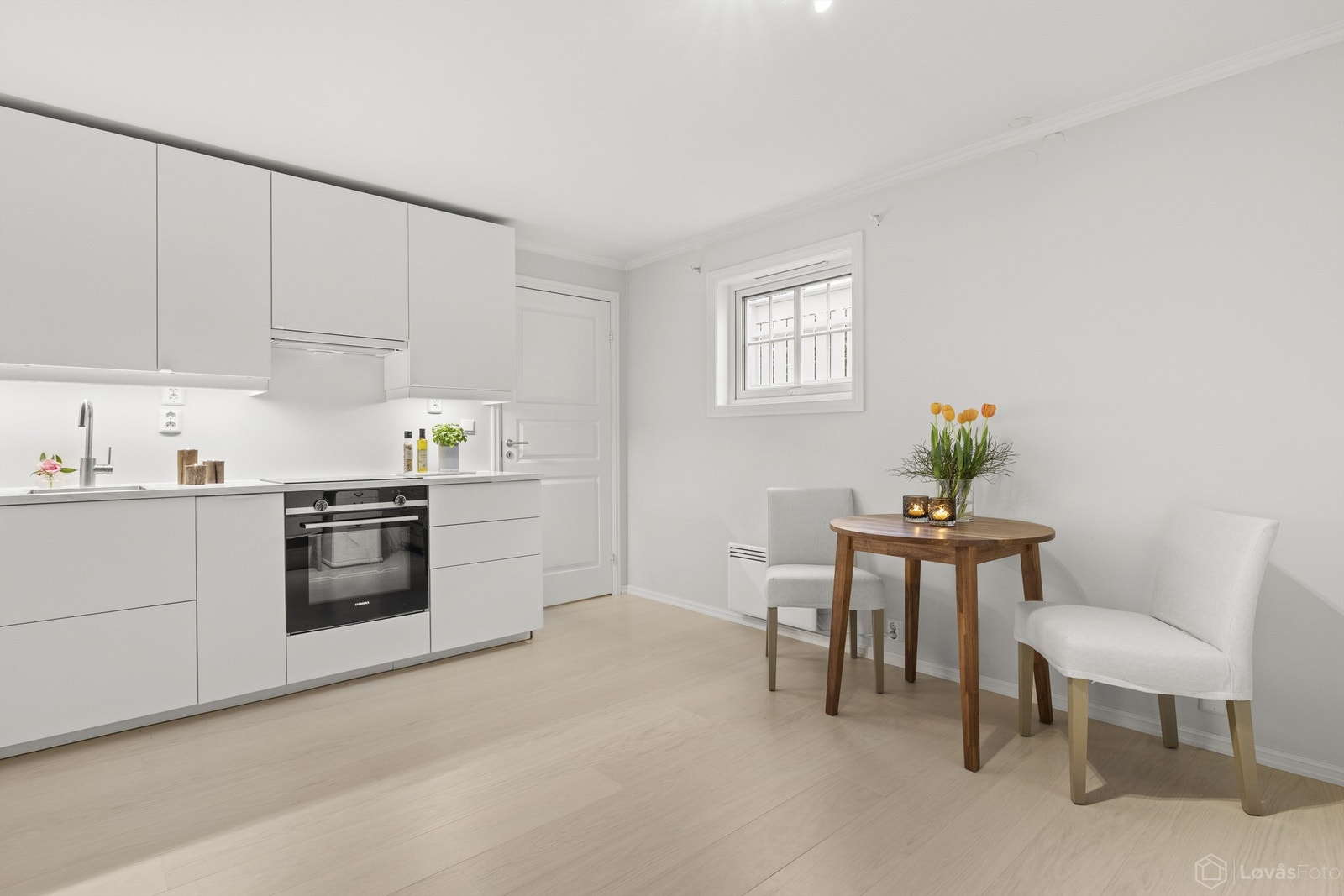 Romslig kjellerstue med åpen kjøkkenløsning Galleribilde