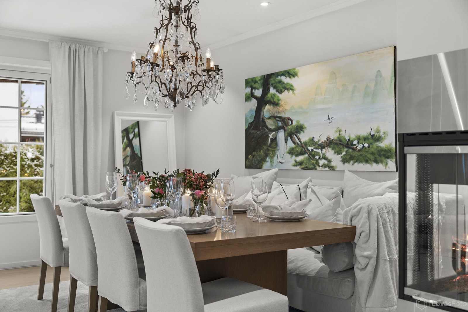 Mot vest er det via to-fløyet terrassedør utgang til solrik terrasse og hage Galleribilde