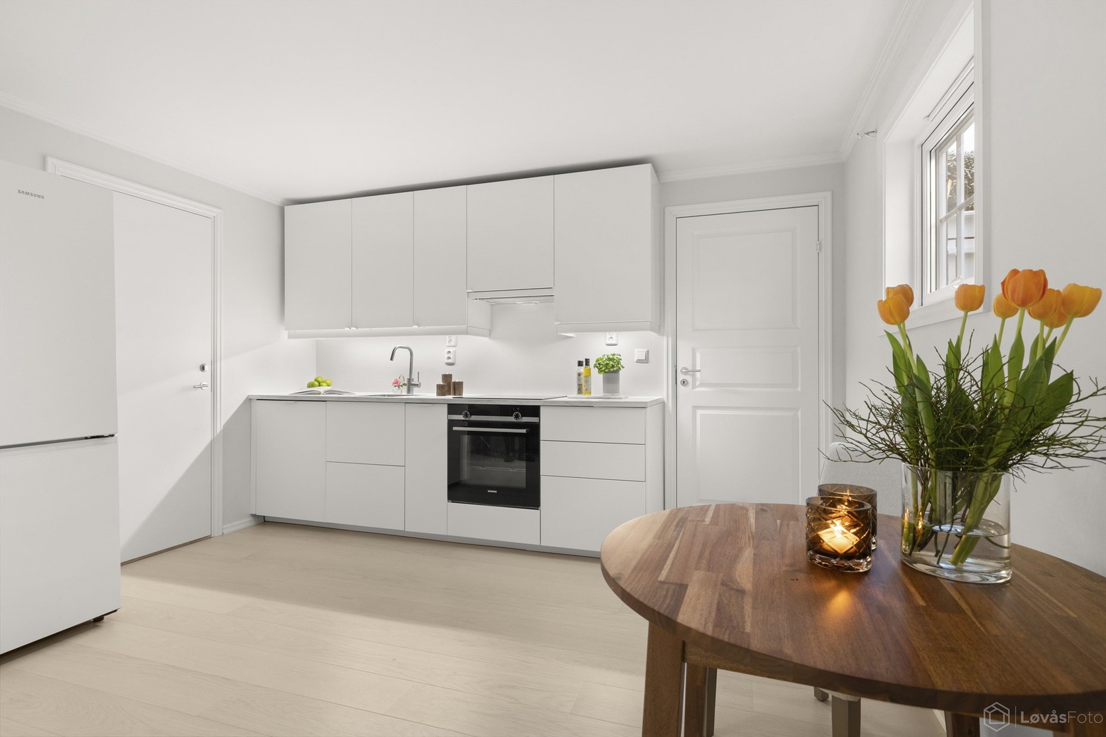 Ny kjøkkeninnredning i 2024 fra Ikea. Integrert induksjonstopp, stekeovn og oppvaskmaskin Galleribilde