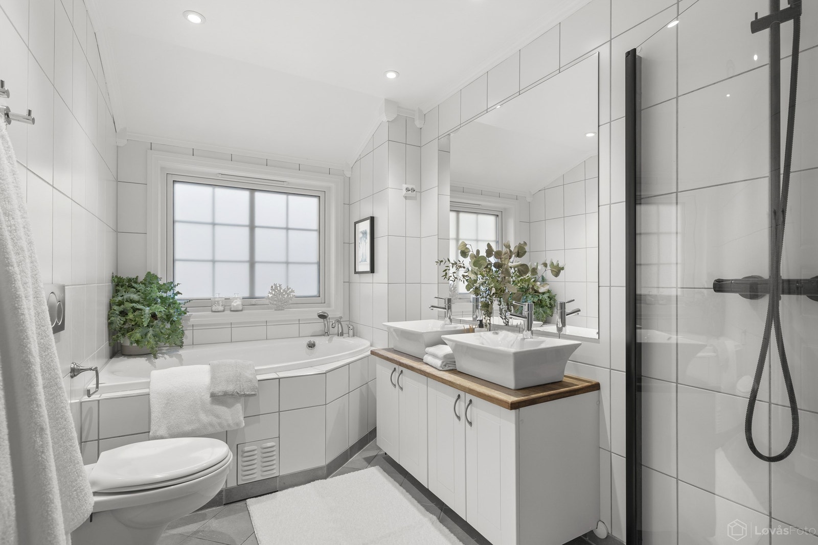 Flislagt bad fra 2005 med varmekabler i gulvet og downlights i himling. Både dusj og badekar Galleribilde