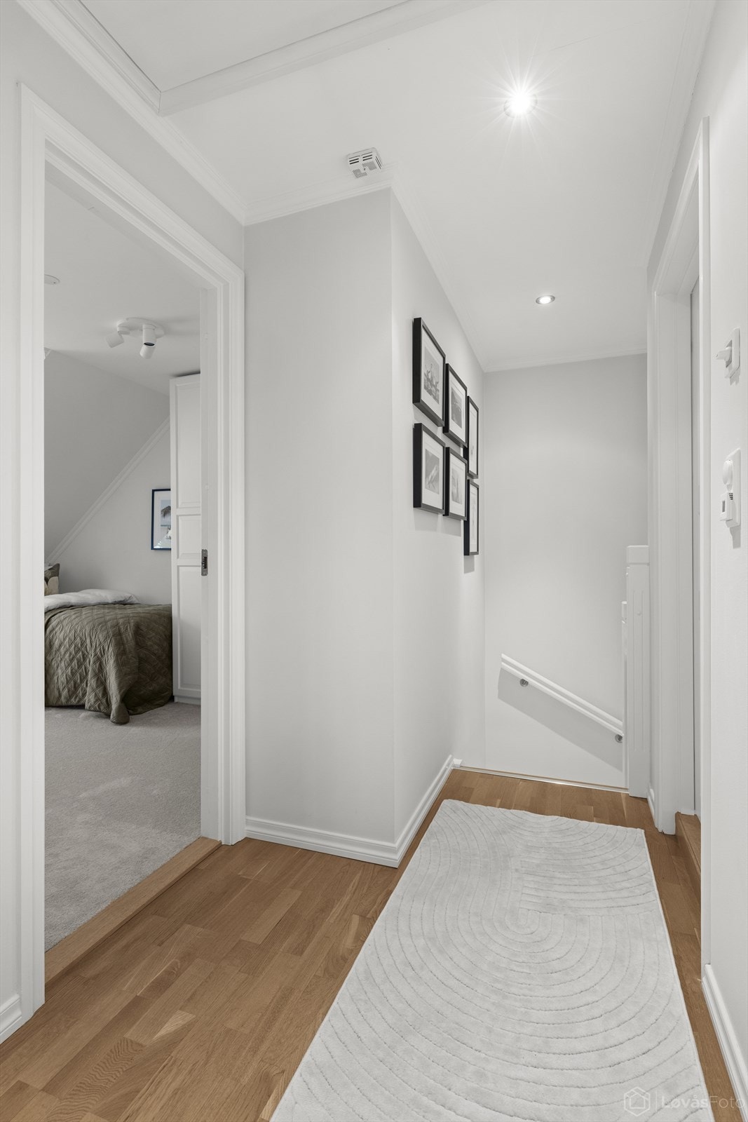 Alle soverommene og badet har adkomst fra trappegangen. Fra gangen er det også adkomst til lagringsloft via takluke med nedfellbar stige Galleribilde