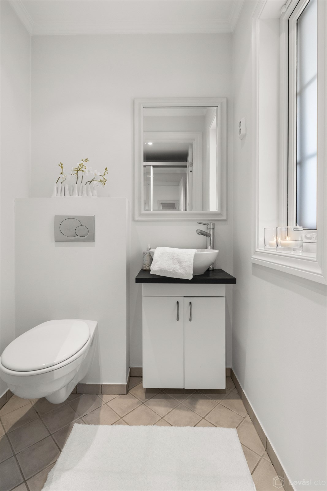 I praktisk tilknytning til entréen ligger toalettet. Gulvfliser med varmekabler og downlights i himling Galleribilde