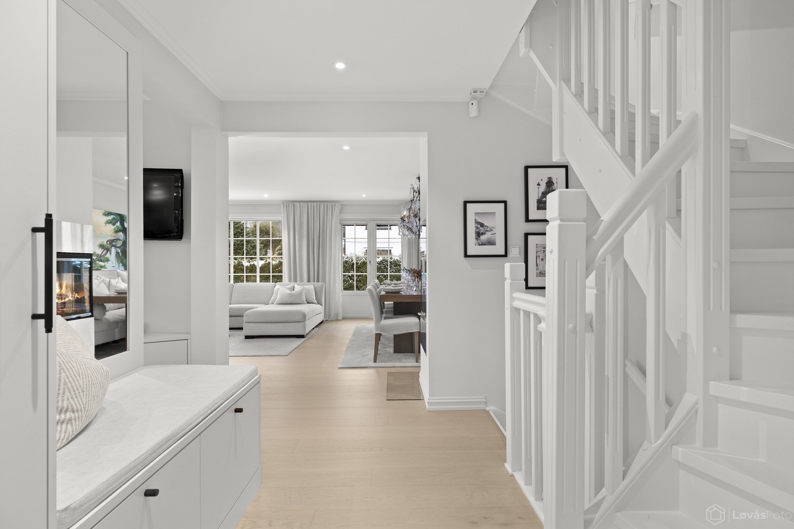 Entré med gulvfliser med varmekabler og skyvedørsgarderobe, samt gang med ny 1-stavs parkett i 2019 og plassbygget garderobeskap med sittebenk fra Elen Møbelstudio i 2023 Galleribilde