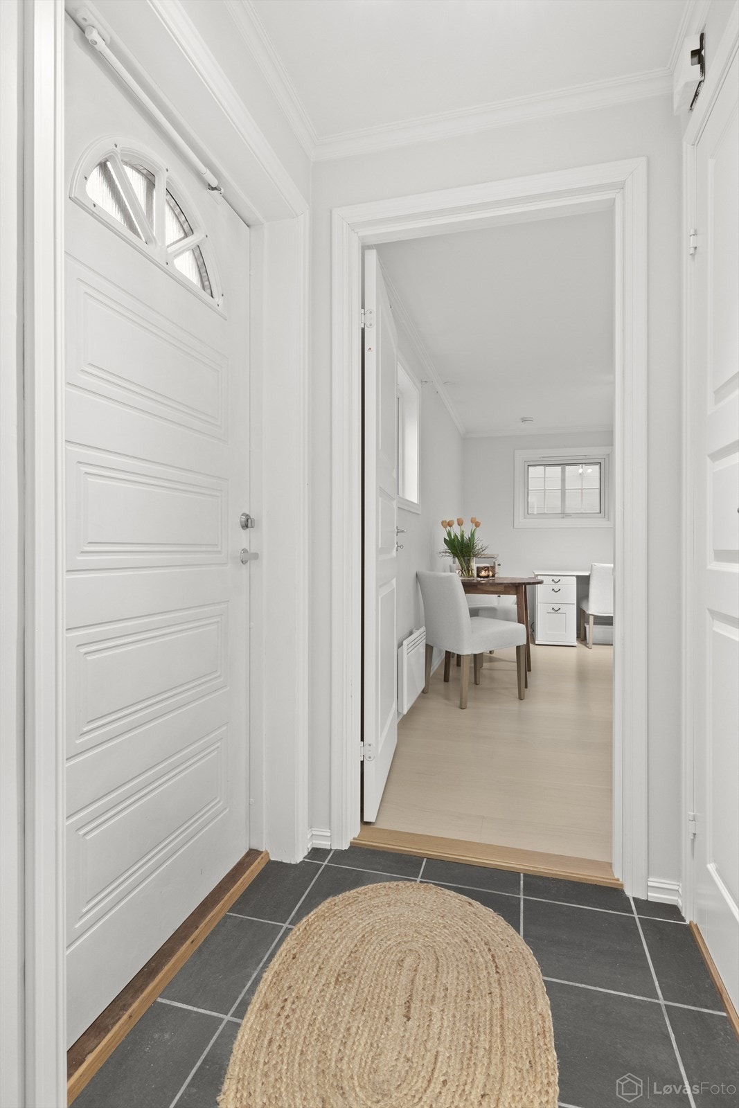 Entré/gang med gulvfliser med varmekabler og egen utgang til utvendig kjellertrapp Galleribilde