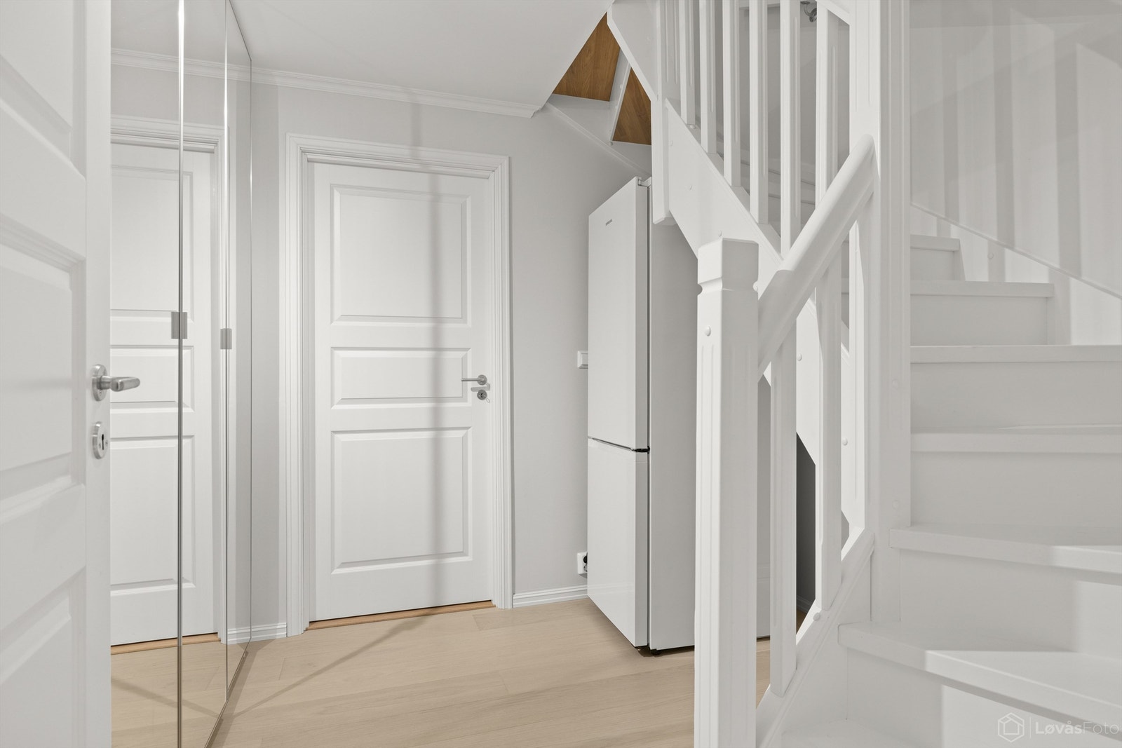 Trappegang med ny 1-stavs parkett i 2024. God plass til garderobeskap Galleribilde