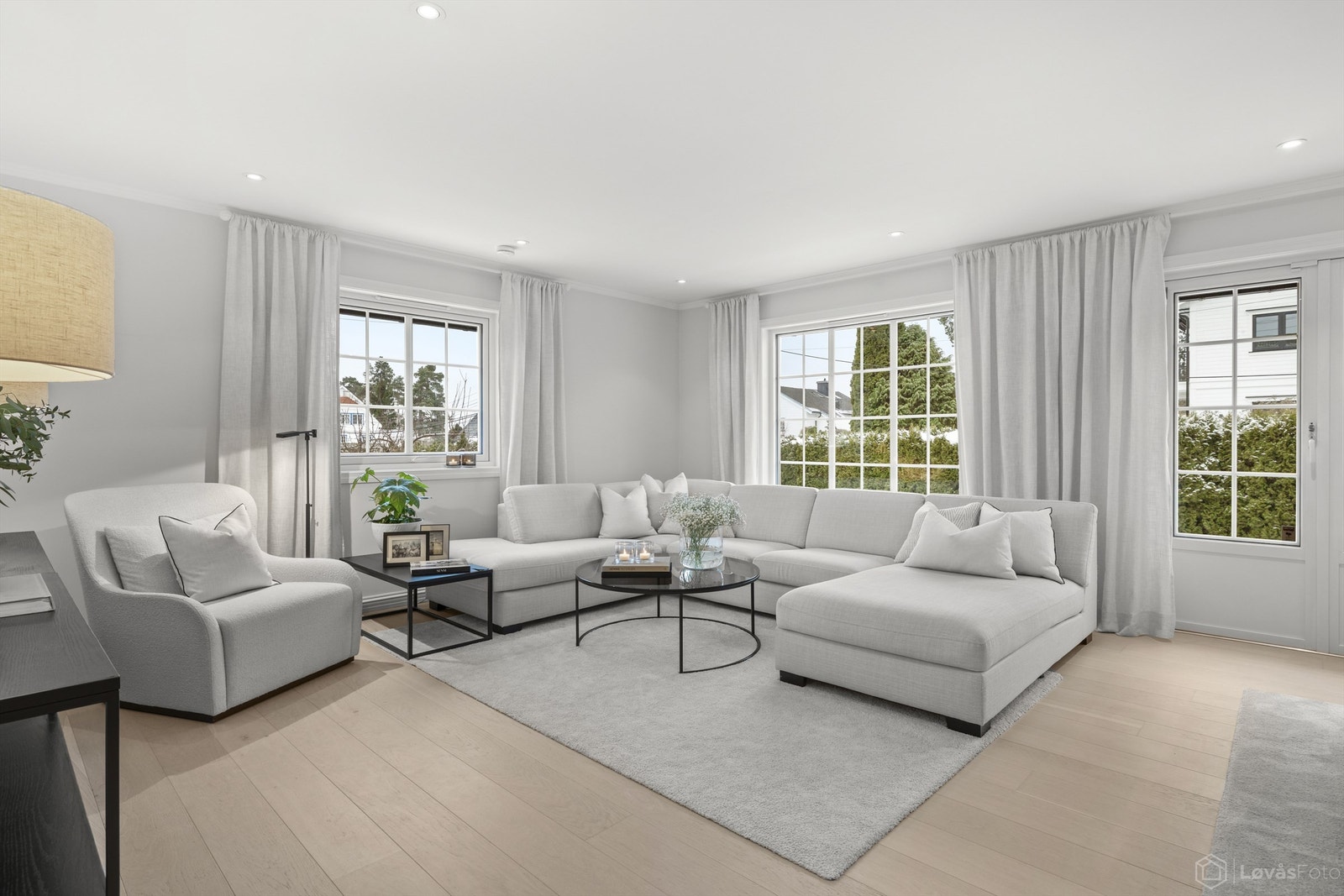 Lys og hyggelig stue med 1-stavs parkett med gulvvarme, lagt nytt i 2019 Galleribilde