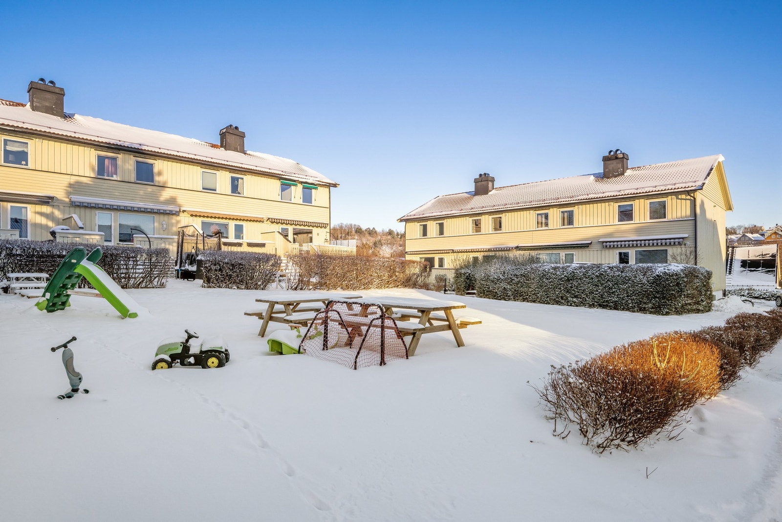 I "midten" har Lerkestien borettslag et felles område med lekeplass og grøntområde Galleribilde