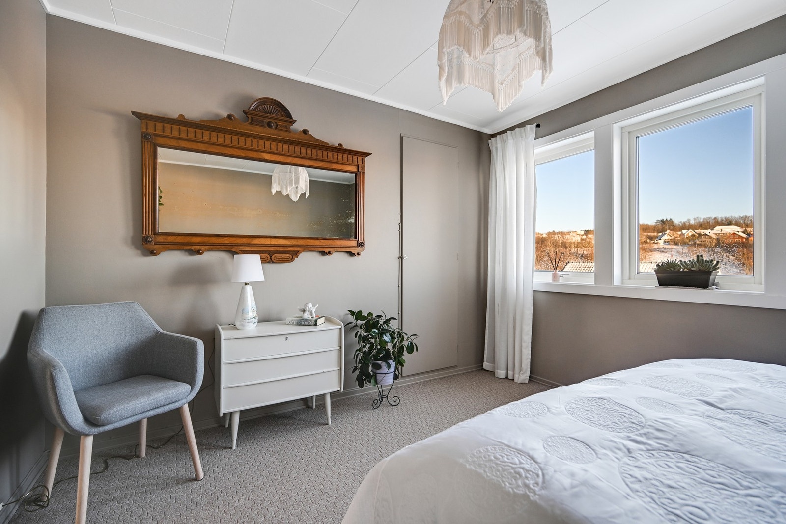 Romslig skap/klesbod - døren ved vinduet Galleribilde