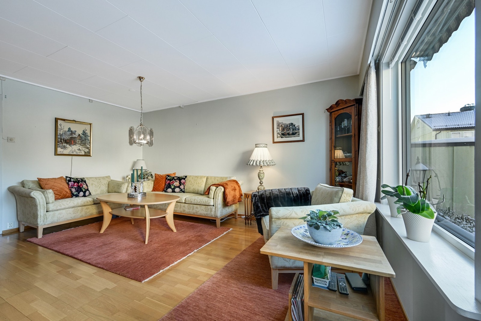 Stue med plass for både spisestue og sofagruppe Galleribilde