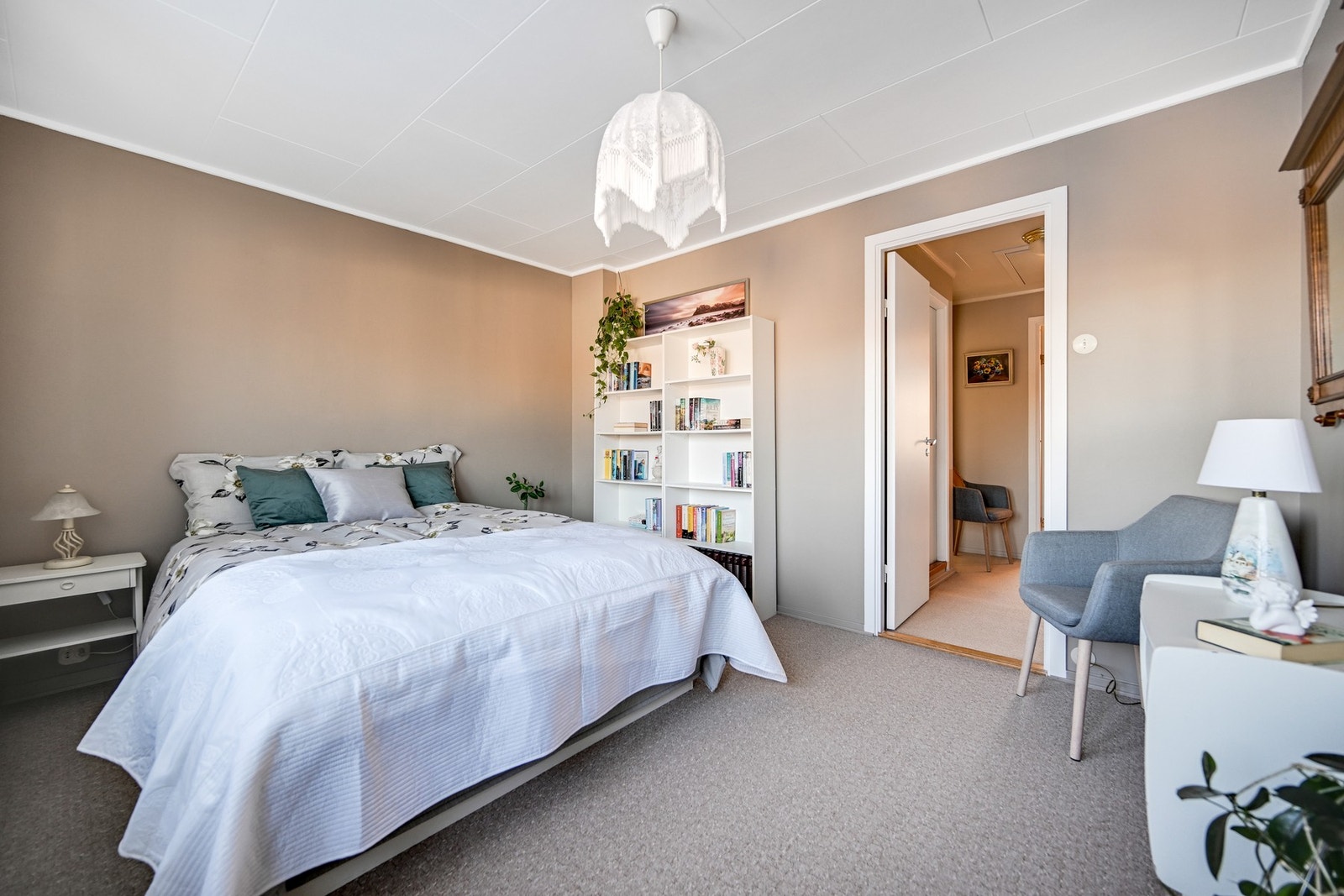 Her ser vi fra soverommet og mot gangen hvor badet ligger Galleribilde