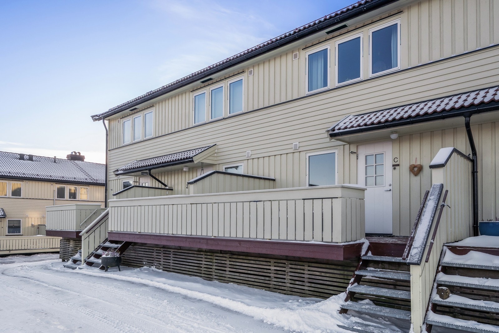 Ved inngangspartiet er det i tillegg en stor uteplass mot øst Galleribilde