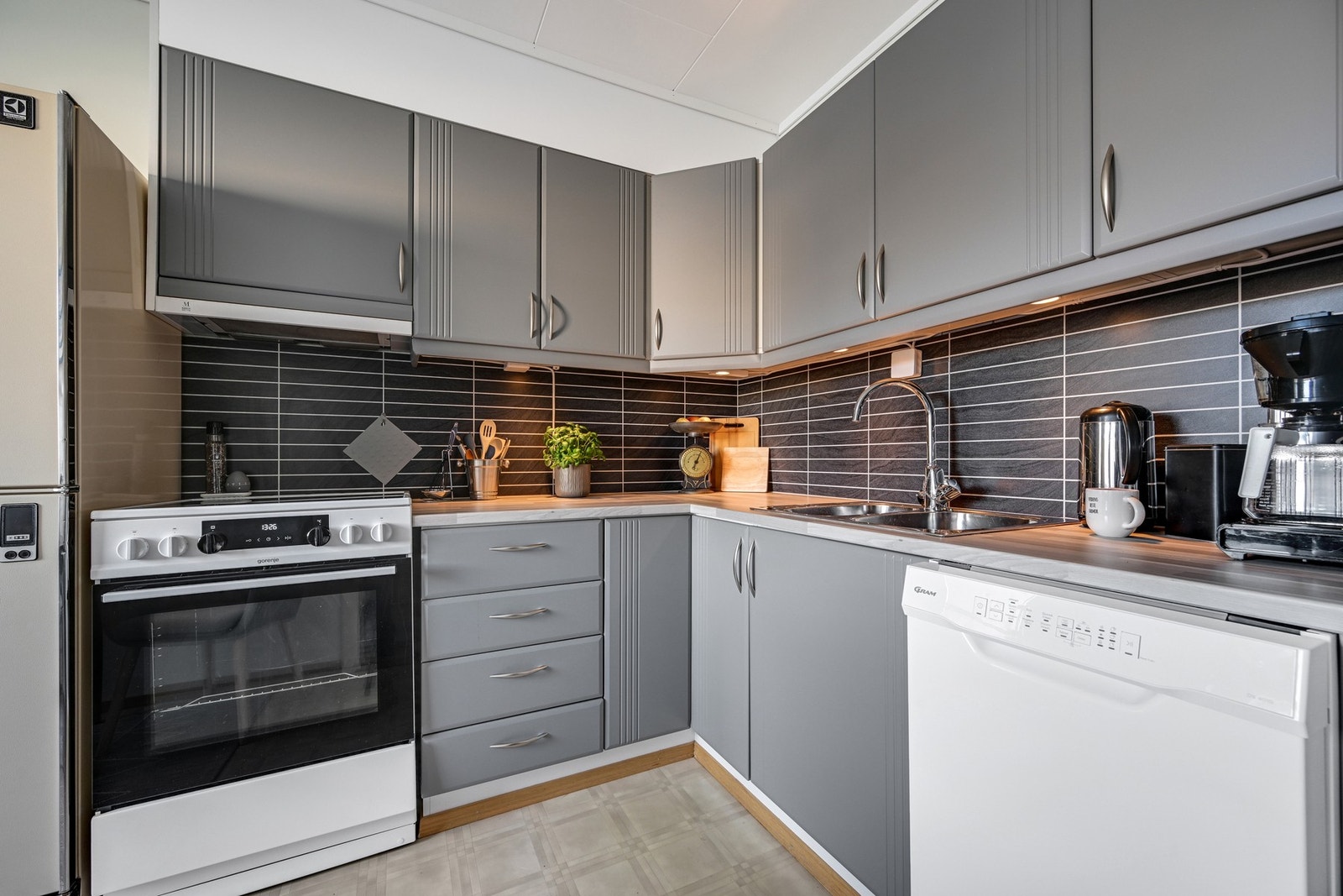 Oppvaskmaskin og eldre kjøl/fryse-skap medfølger Galleribilde