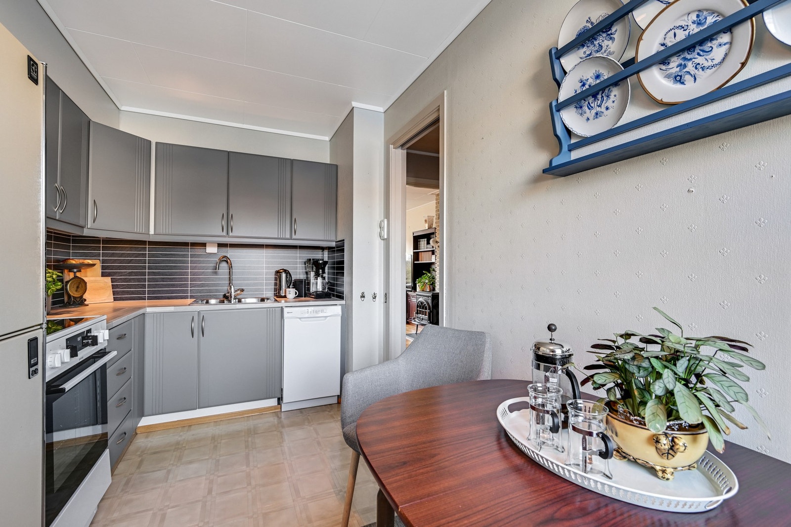 Koselig kjøkken med plass for kjøkkenbord Galleribilde