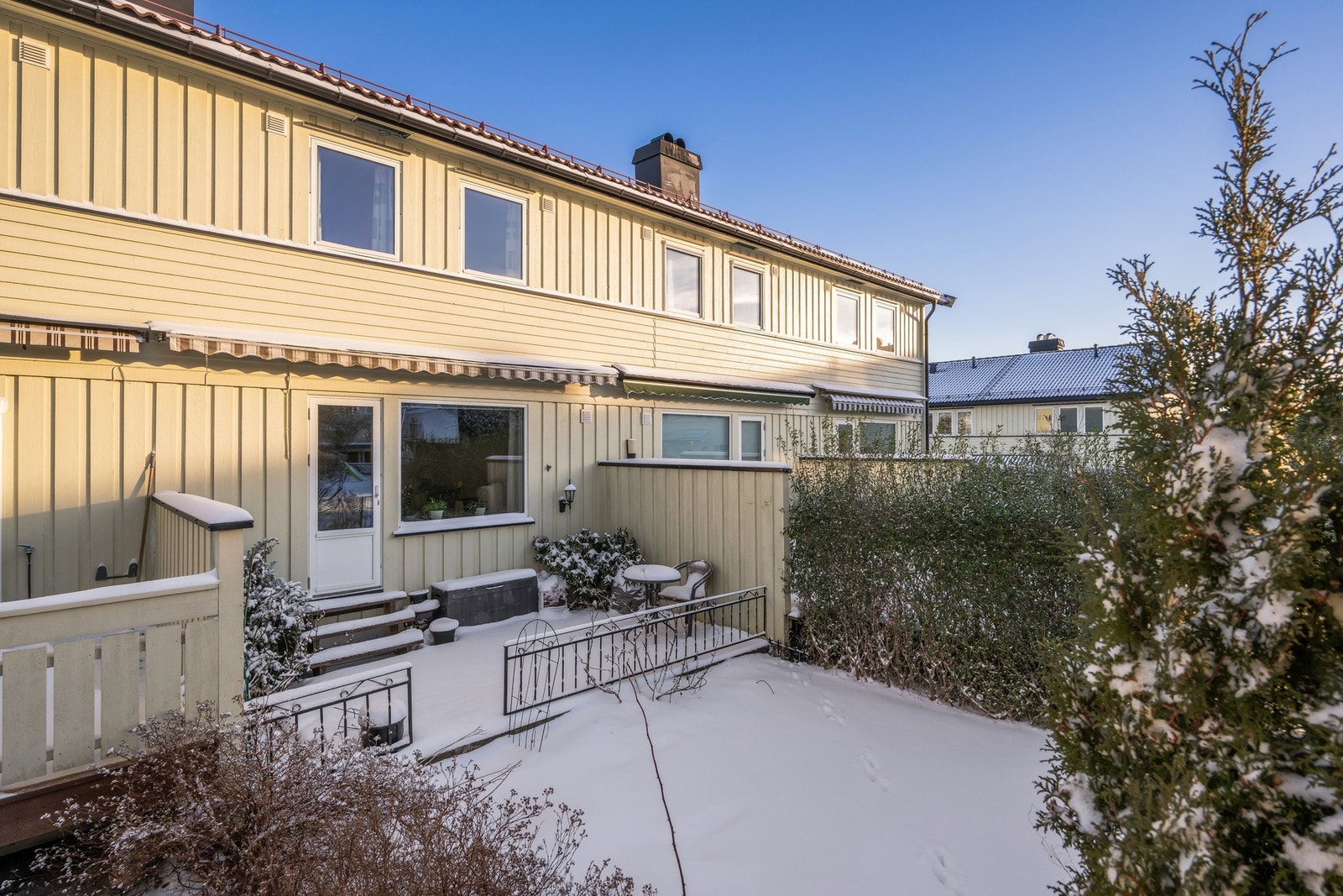 Her ser vi terrassen med tilhørende "hageflekk" en småkald januardag Galleribilde