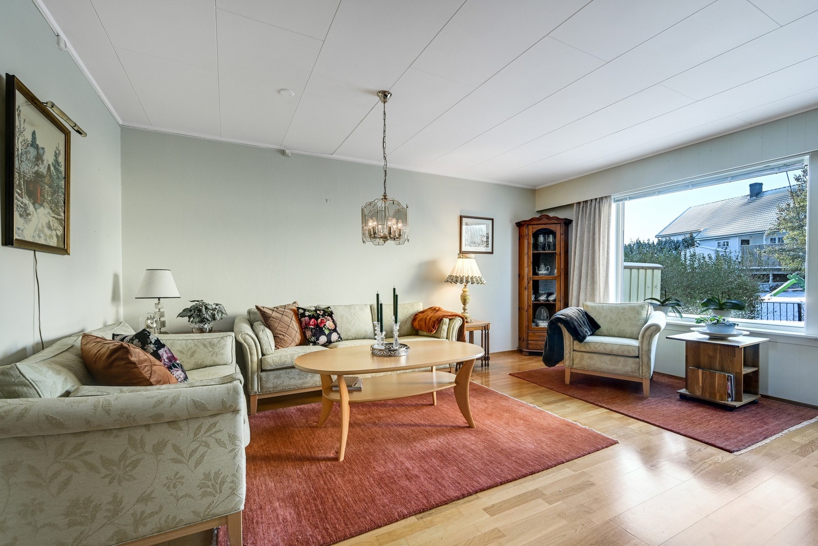 Trivelig og lys stue med eikeparkett og stort vindu Galleribilde