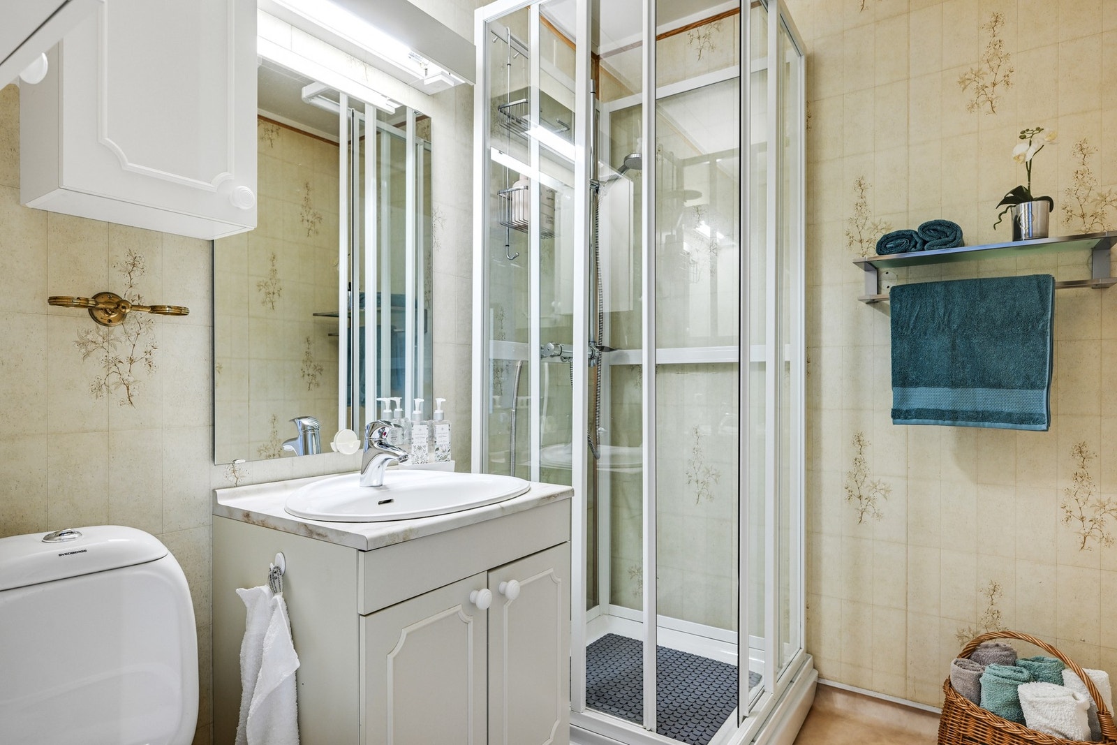 Nyere dusjkabinett og wc Galleribilde