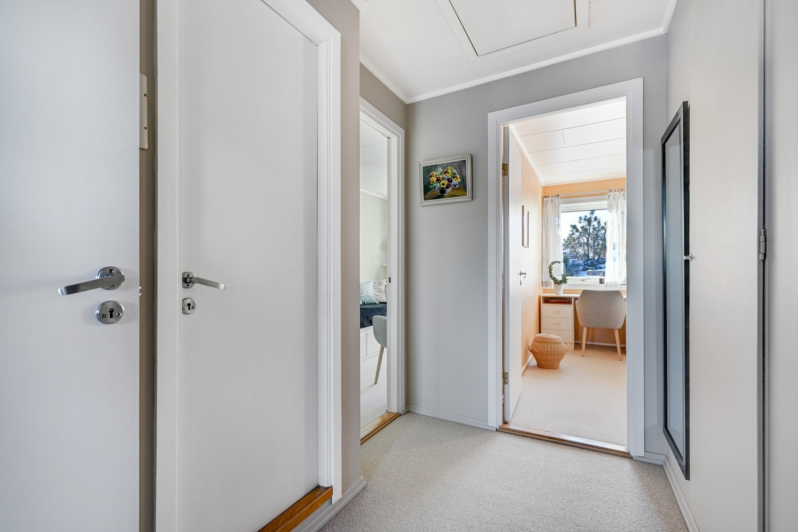 Da har fotografen tatt turen opp i 2. etasje hvor vi finner tre soverom og et bad Galleribilde