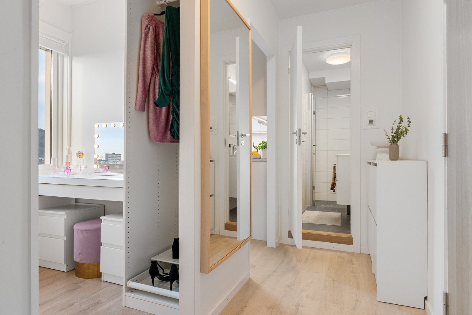 Koselig entré med plass til et lite entré møbel - i dag innredet med praktiske skoskap. Galleribilde