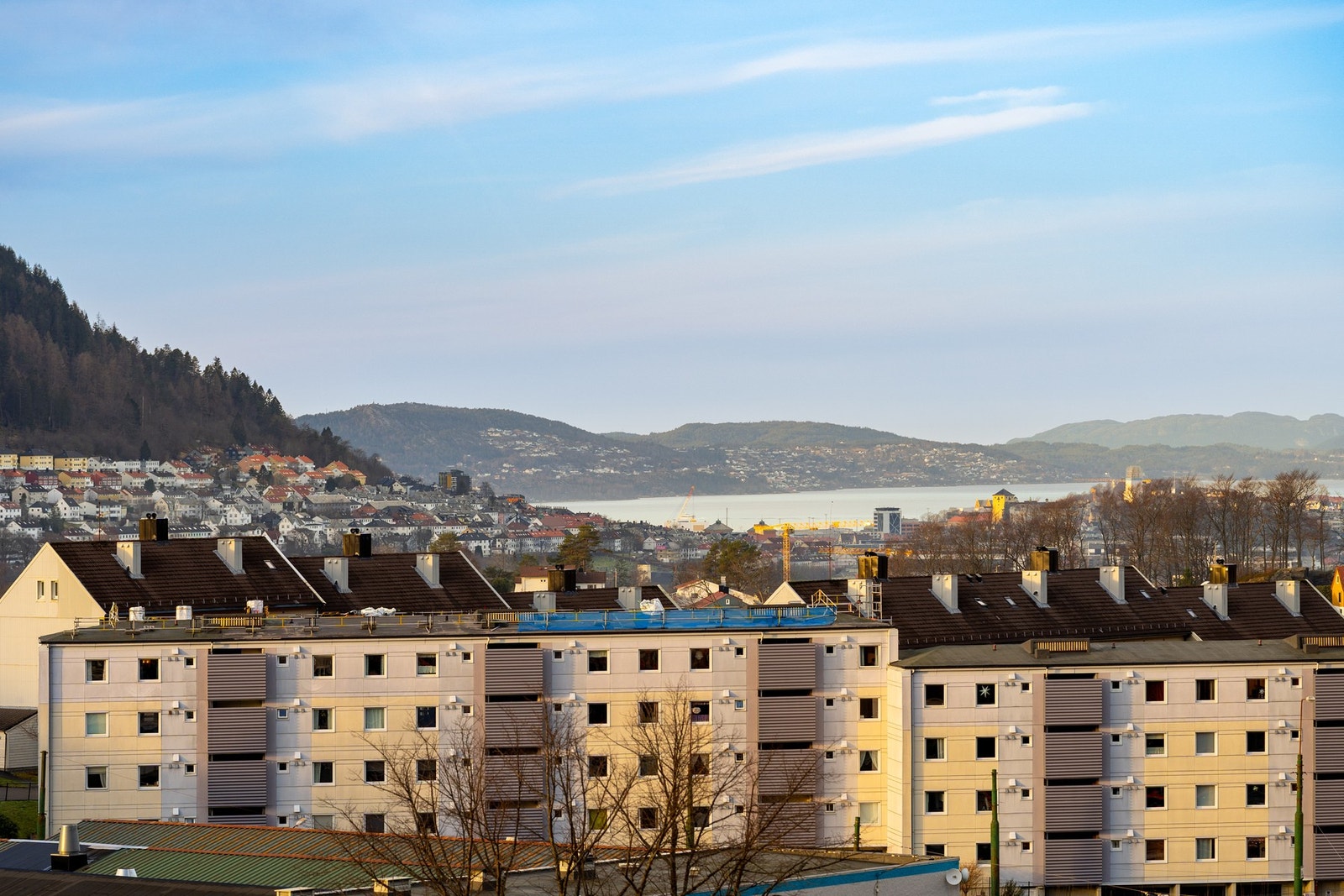 Fra stuen nyter man utsikt over nærområdet fra høye 7. etg. Galleribilde