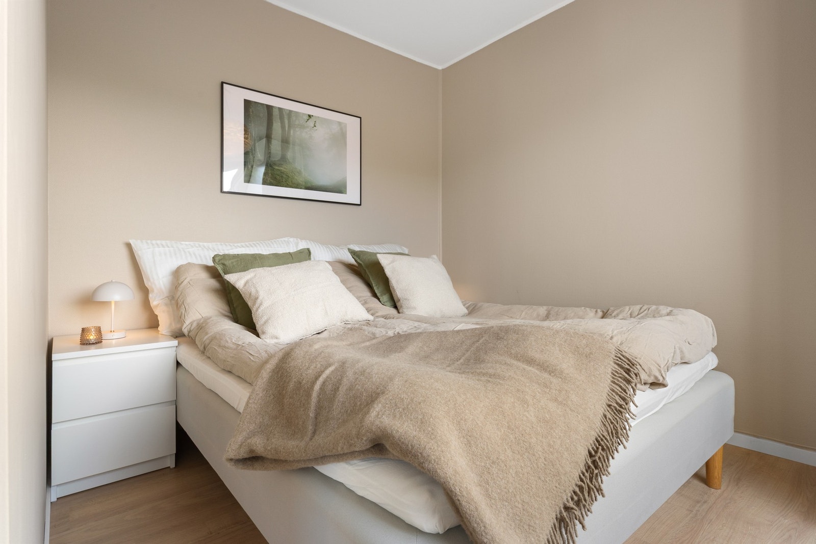 Soverommet måler 7 kvm og har plass til dobbeltseng, nattbord og ellers et enkelt garderobeskap. Galleribilde