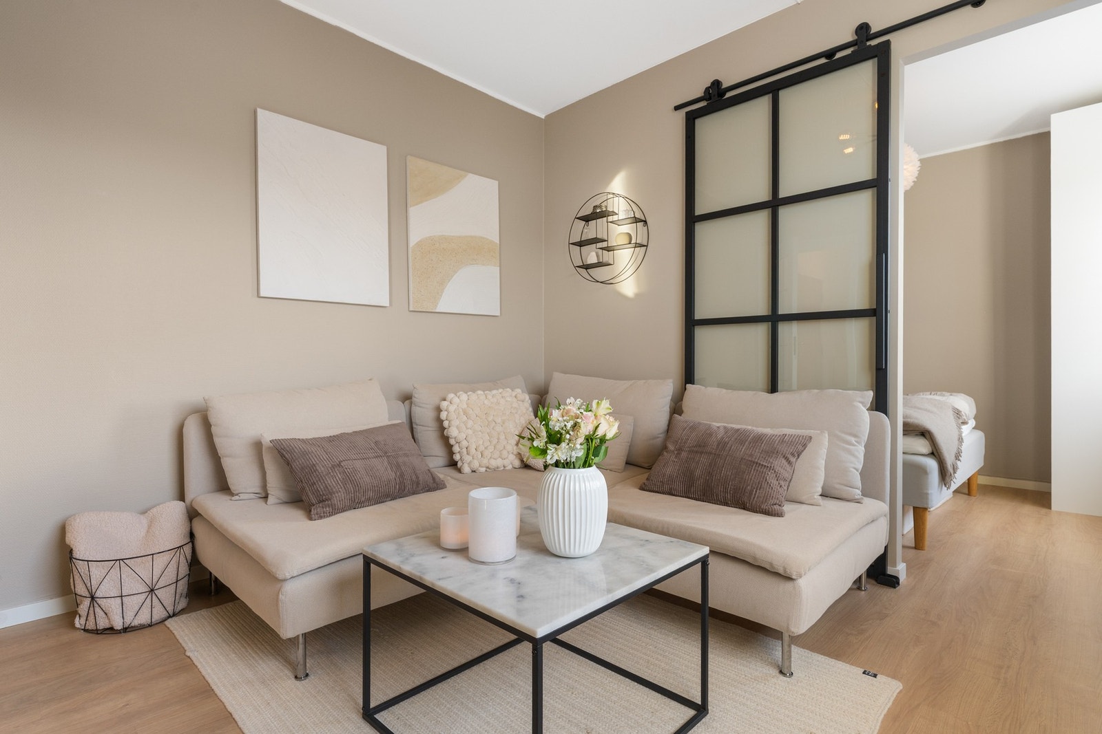 Stuen har pen 1-stavs laminat på gulv og malte flater i tidsriktige farger. Galleribilde