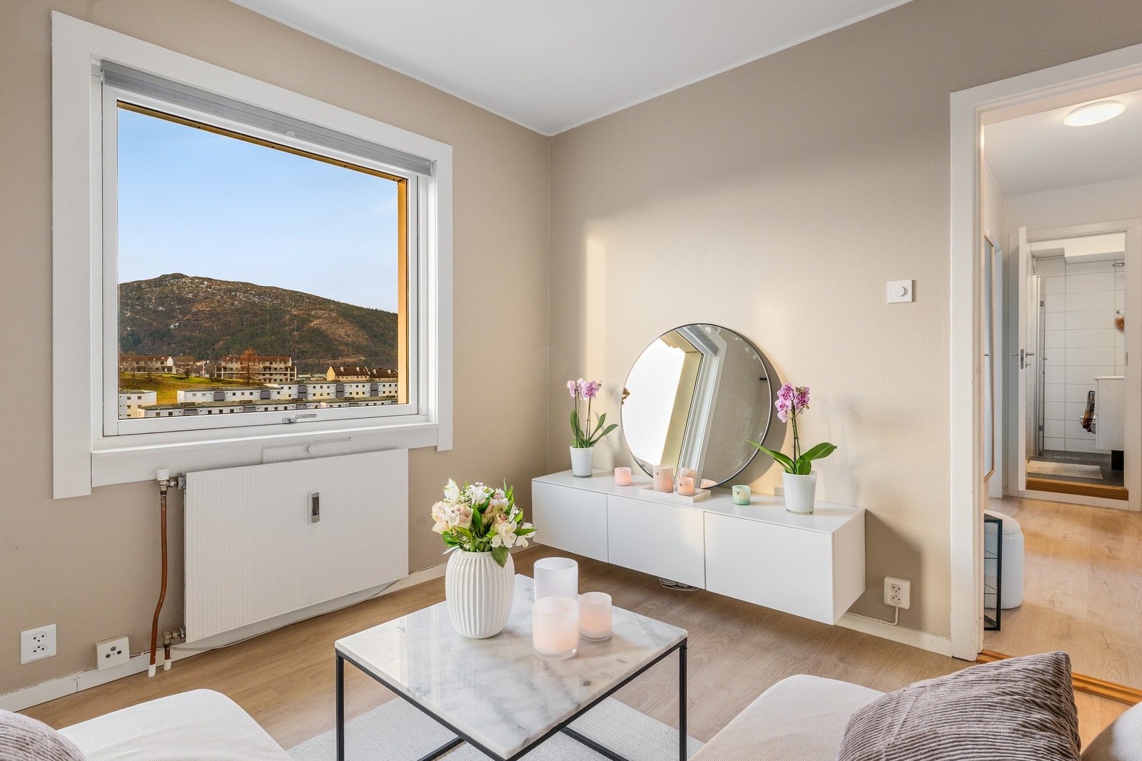 Leiligheten vender mot vest og man nyter dermed sol fra ca. kl. 13 - 22 midtsommers. Galleribilde