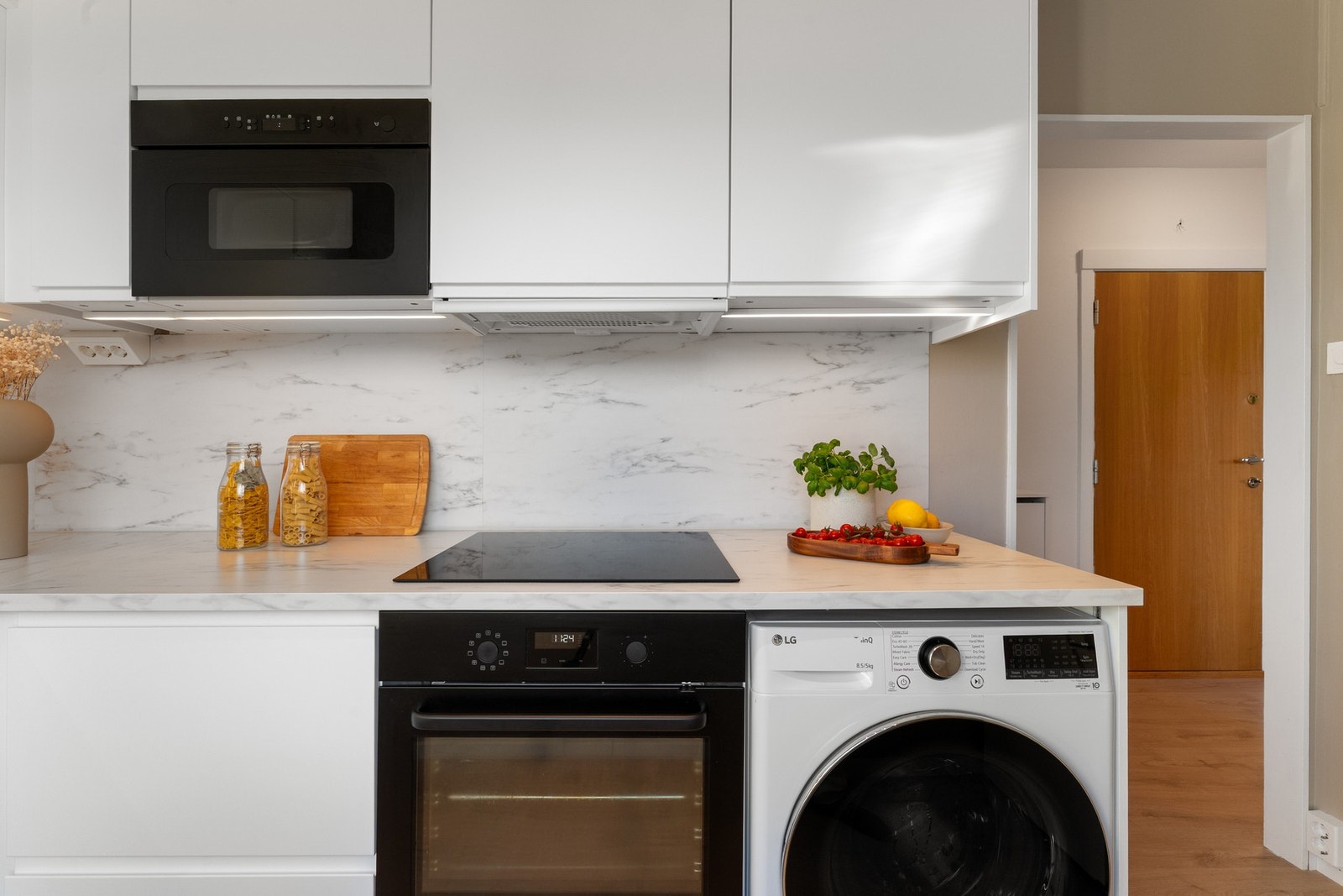 Innredningen har slette hvite fronter og benkeplate i laminat. Galleribilde