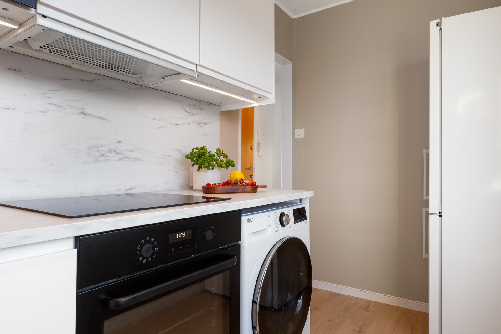 Det er praktisk tillaget med plass til vaskemaskin. Galleribilde