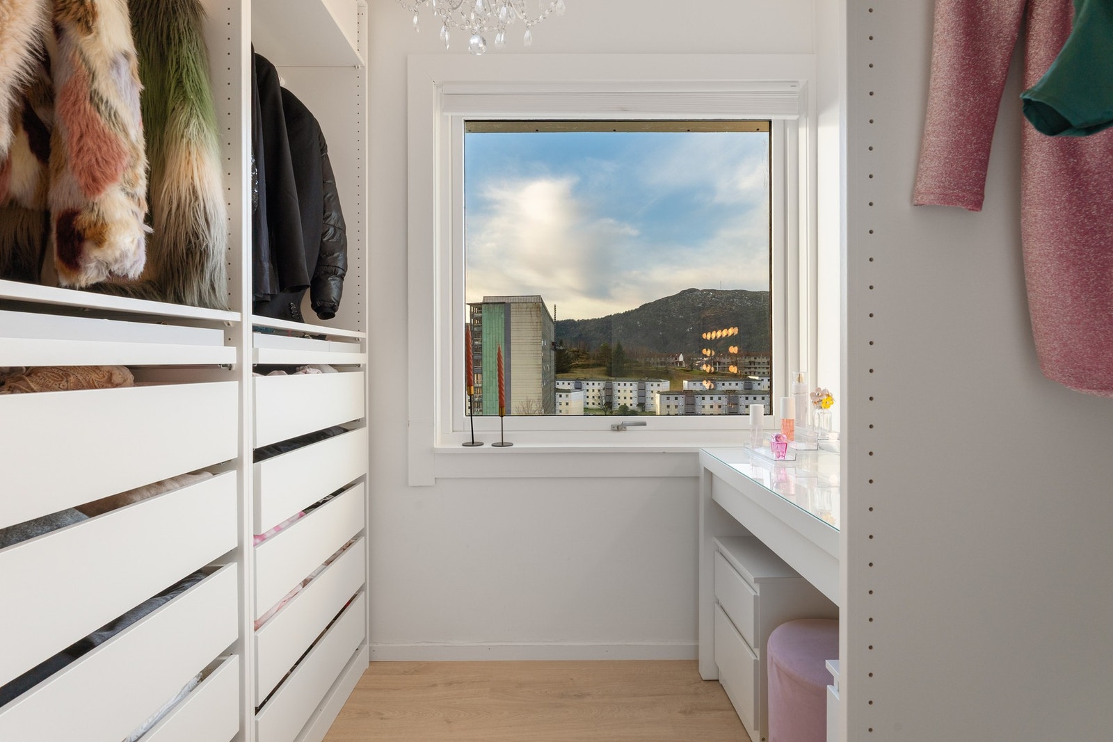 Her er det innredet med IKEA pax skap og sminkebord ved vindu. Galleribilde