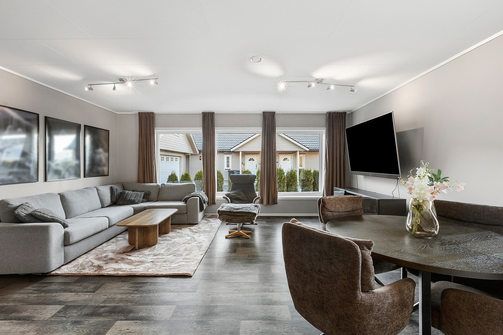 Stuen er romslig med store vindusflater og med plass til spiseplass. Galleribilde