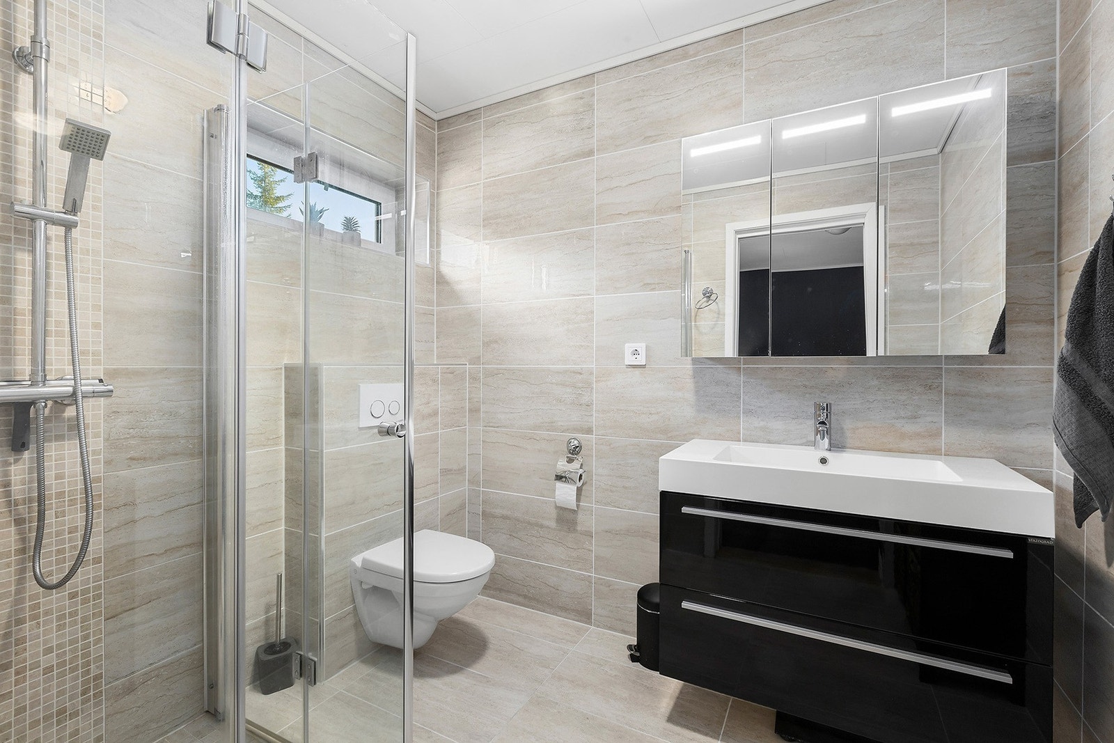 Bad tilknyttet hovedsoverommet. Badet er flislagt med varme i gulv. Galleribilde