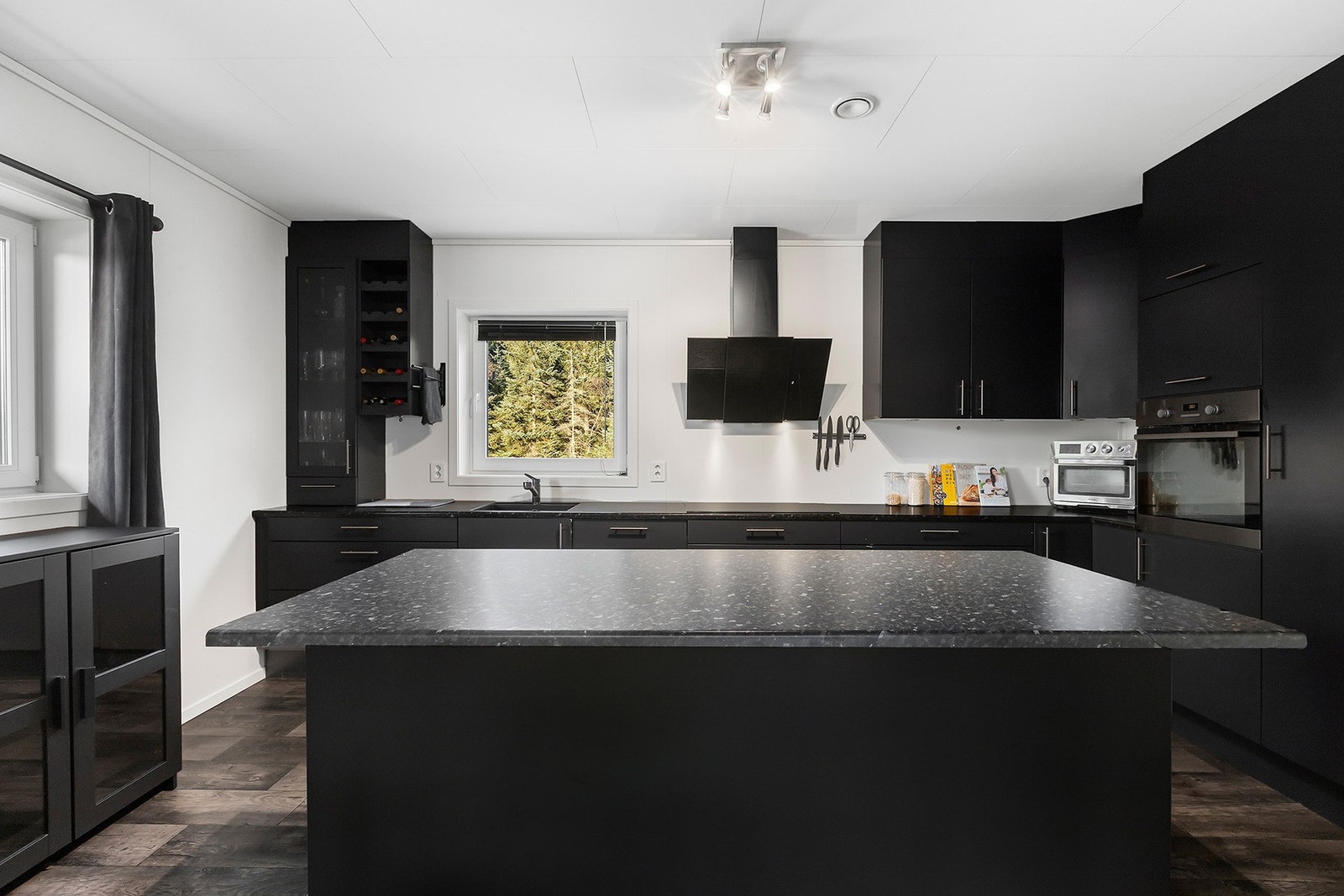 Kjøkkenet er romslig og praktisk med kjøkkenøy. Galleribilde