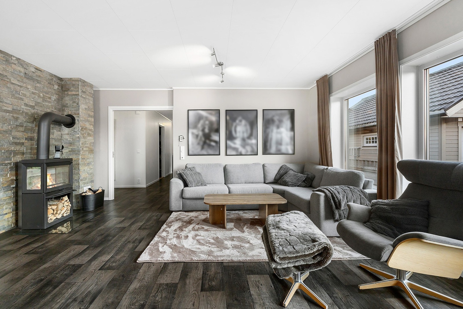 Stuen har en lun og fin vedovn. Galleribilde