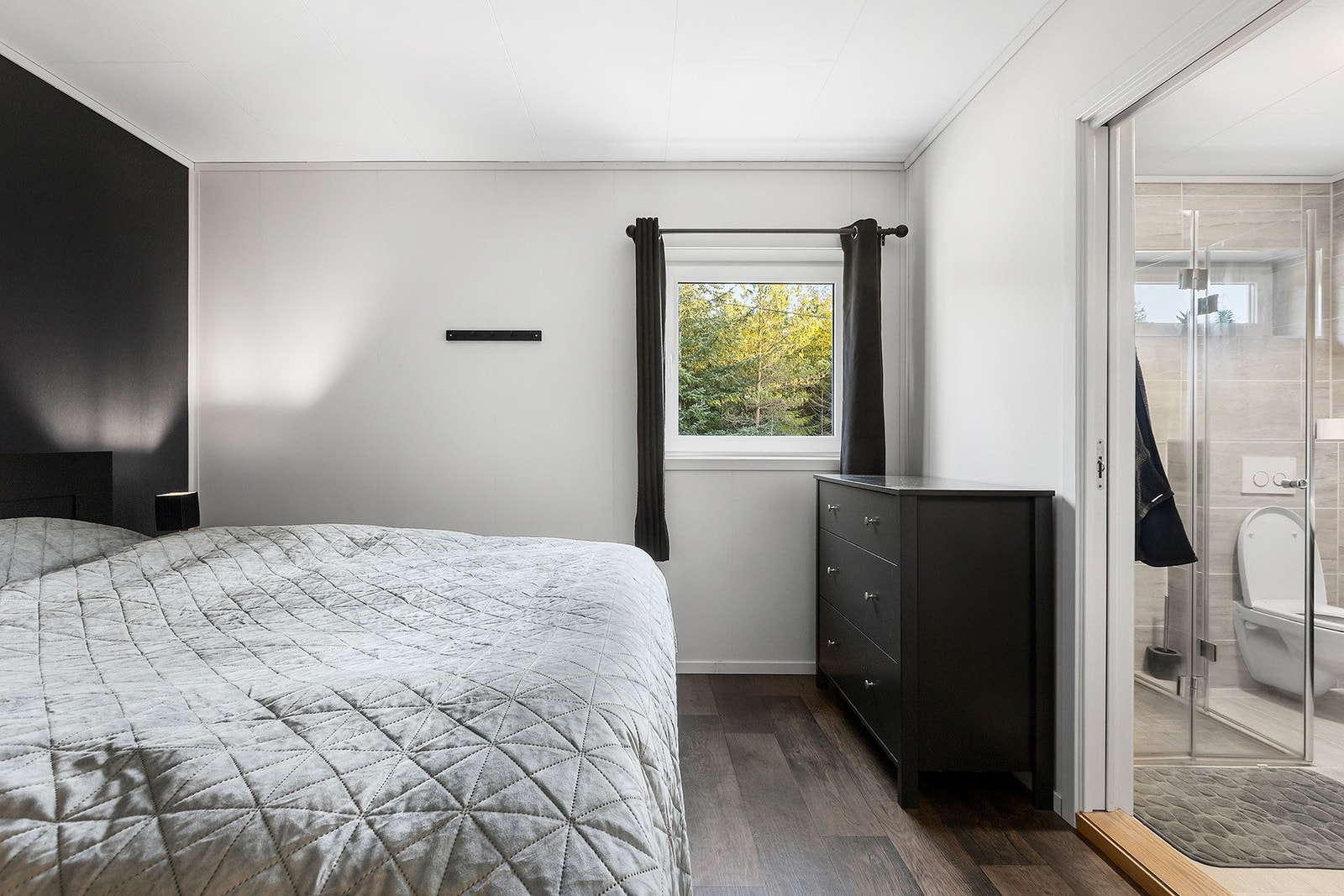 Hovedsoverommet har tilknytning til eget bad. Galleribilde