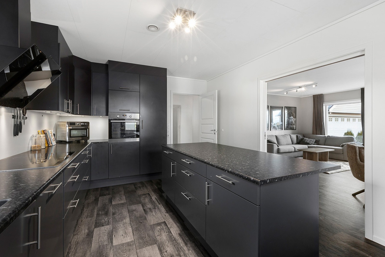 Kjøkkenet er fra Drømmekjøkken og har fabrikkmalte glatte fronter med laminert benkeplate. Galleribilde