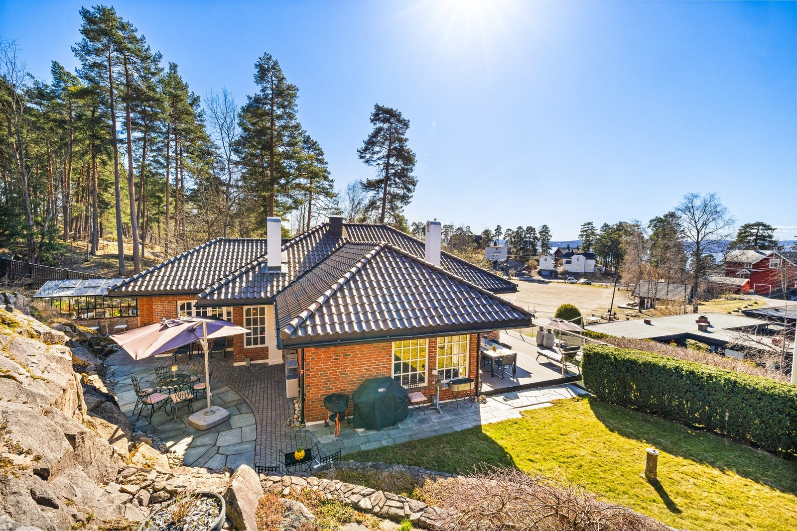 Boligens utendørsarealer er gjennomtenkt og flott opparbeidet, og utgjør et svært godt tillegg til den romslige boligen. Galleribilde