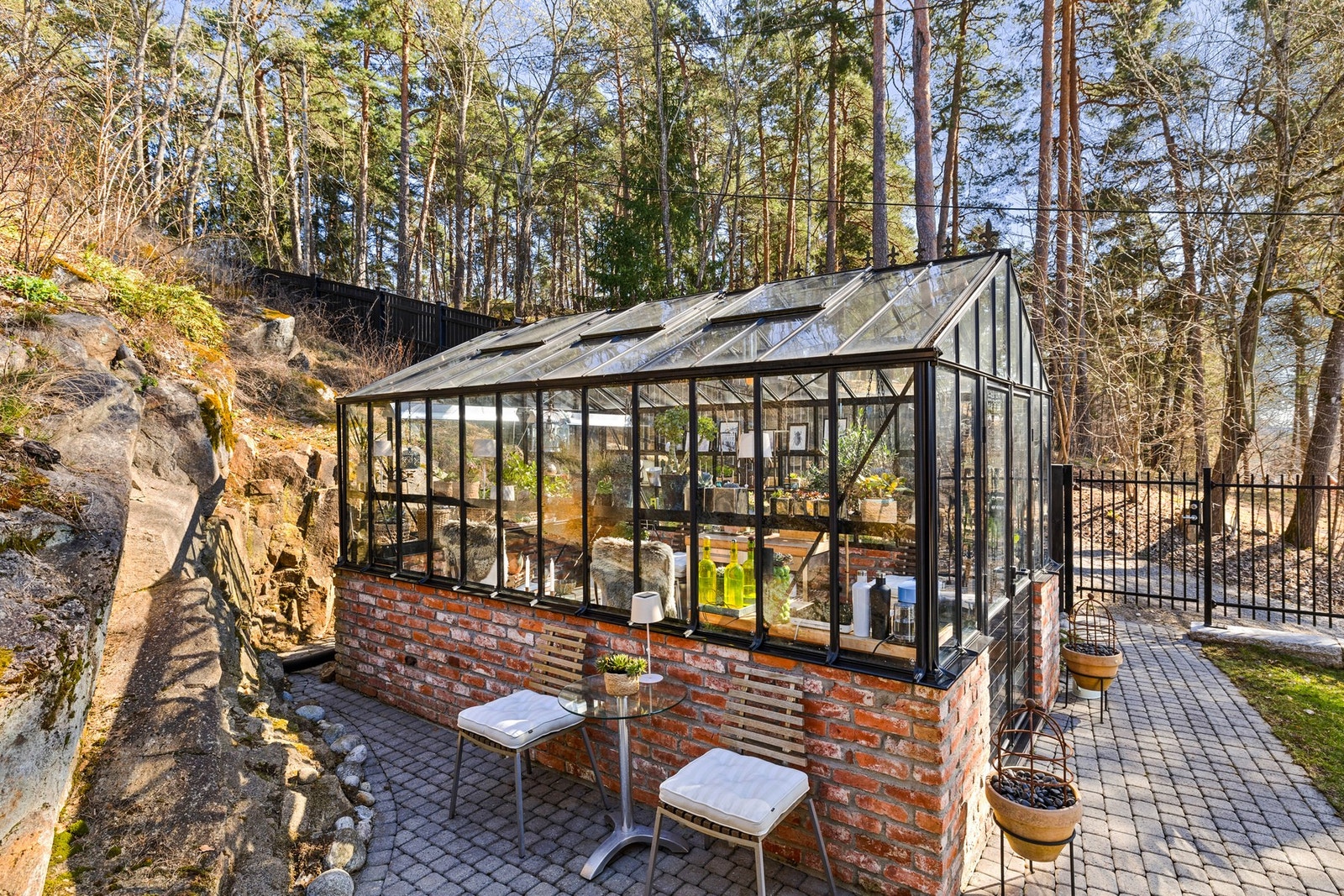 På eiendommens vestside, lunt plassert inntil fjell, finner du et sjarmerende drivhus på 13 m² - et ideelt sted for både dyrking og avslapning. Galleribilde