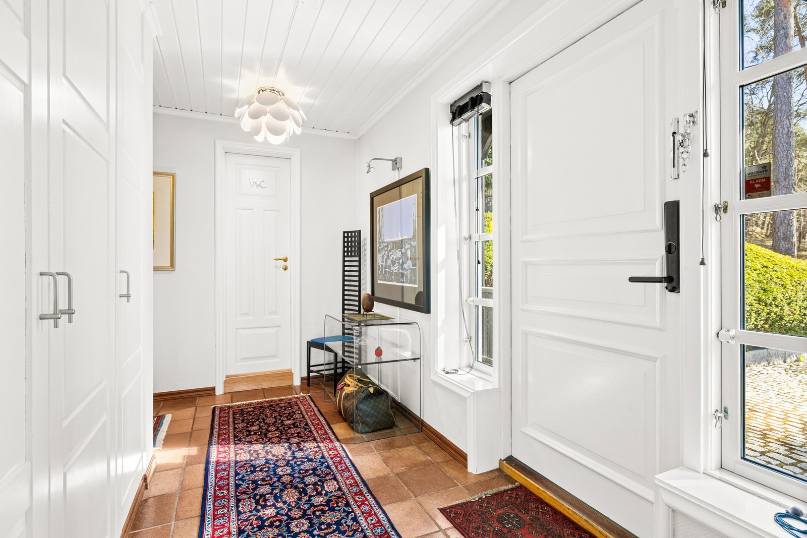 Boligen har en lys og romslig entré, som gir et godt førsteinntrykk av boligen. Galleribilde