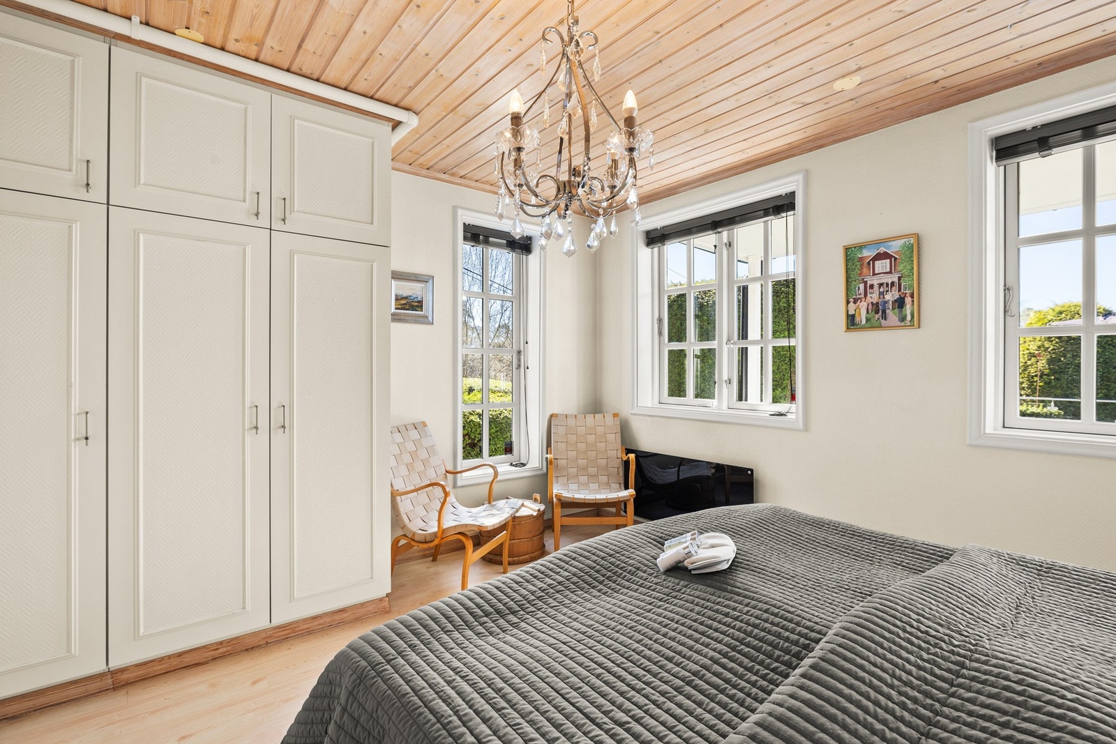 Rommet har store vinduer som gir godt lysinnslipp, og er innredet med dobbeltseng, sittekrok og plassbygde garderobeskap. Galleribilde