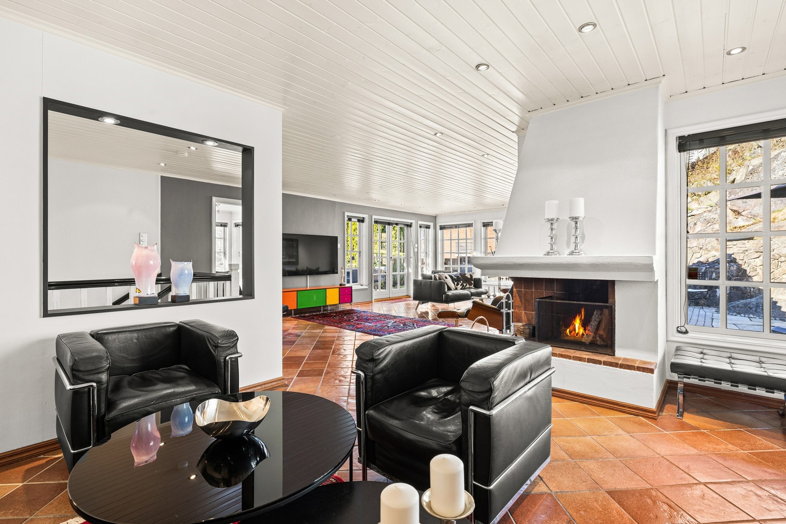 Det romslige stuearealet gir gode møbleringsmuligheter, i forskjellige soner Galleribilde