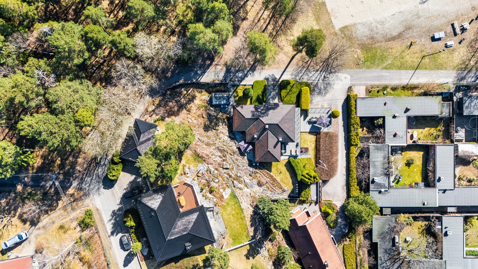 Svenskestien 6 har en sjelden attraktiv beliggenhet - tilbaketrukket og solrik i en privat blindvei ved Skredderjordet på Ljan. Galleribilde