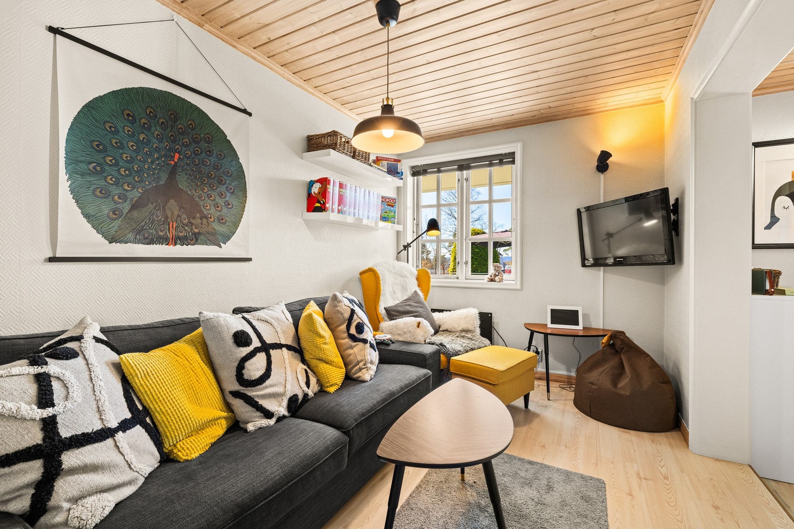 Soverom 2 og 3 er i dag åpnet opp og brukes som ett romslig allrom. Tidligere dør mellom rommene er fjernet, og rommet er møblert som en koselig oppholdssone med sofa, TV-krok og spiseplass. Galleribilde