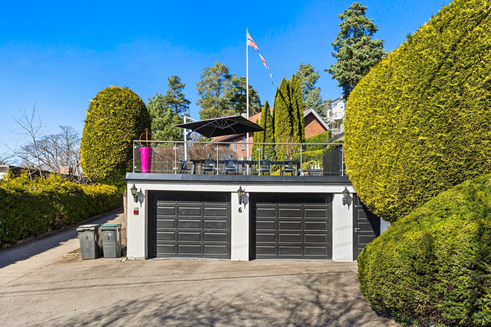 Ved behov for ytterligere parkering, har du god plass til parkering på egen tomt. Galleribilde