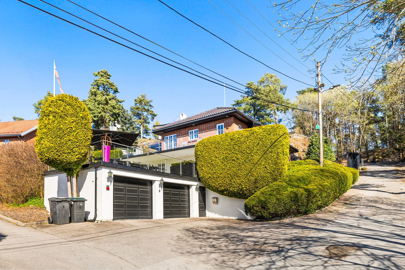 Boligen har dobbelgarasje under bakken, målt til hele 54 m². Galleribilde