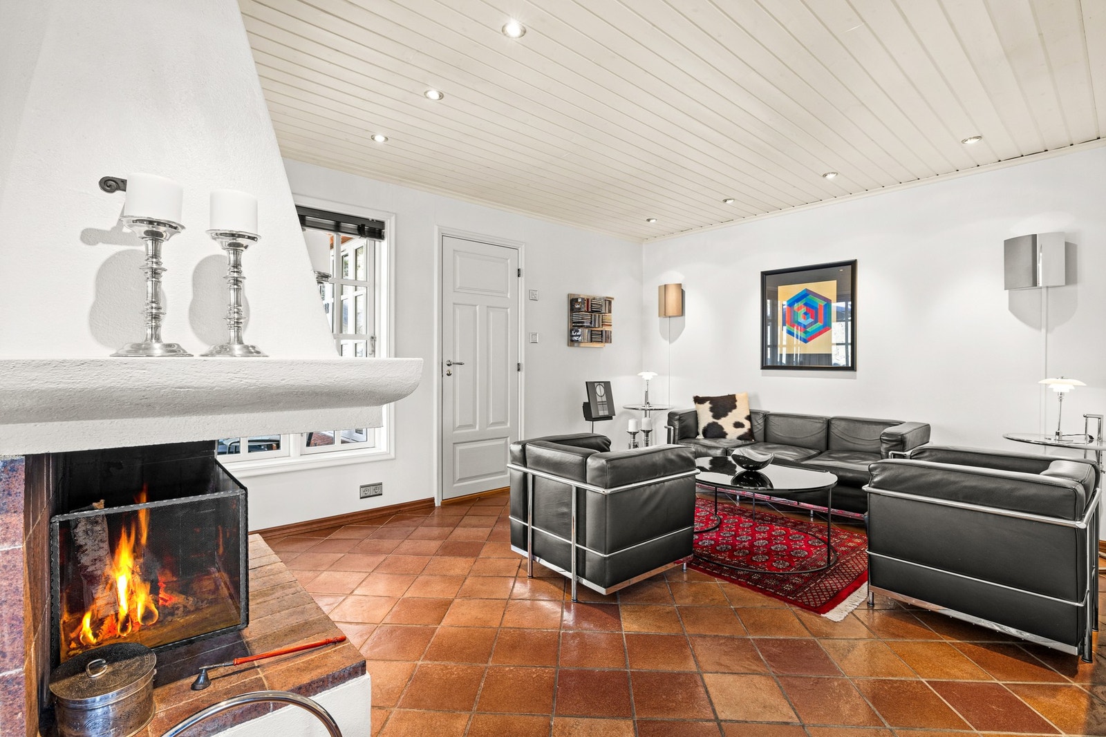 Mellom stuesonene finner du en sjarmerende peis som setter stemningen og gjør rommet til et naturlig samlingspunkt på kjølige dager Galleribilde