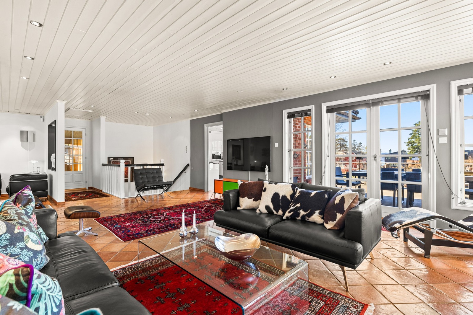 Boligens første etasje byr på en innbydende og romslig stuedel med flere soner og en behagelig atmosfære. Galleribilde