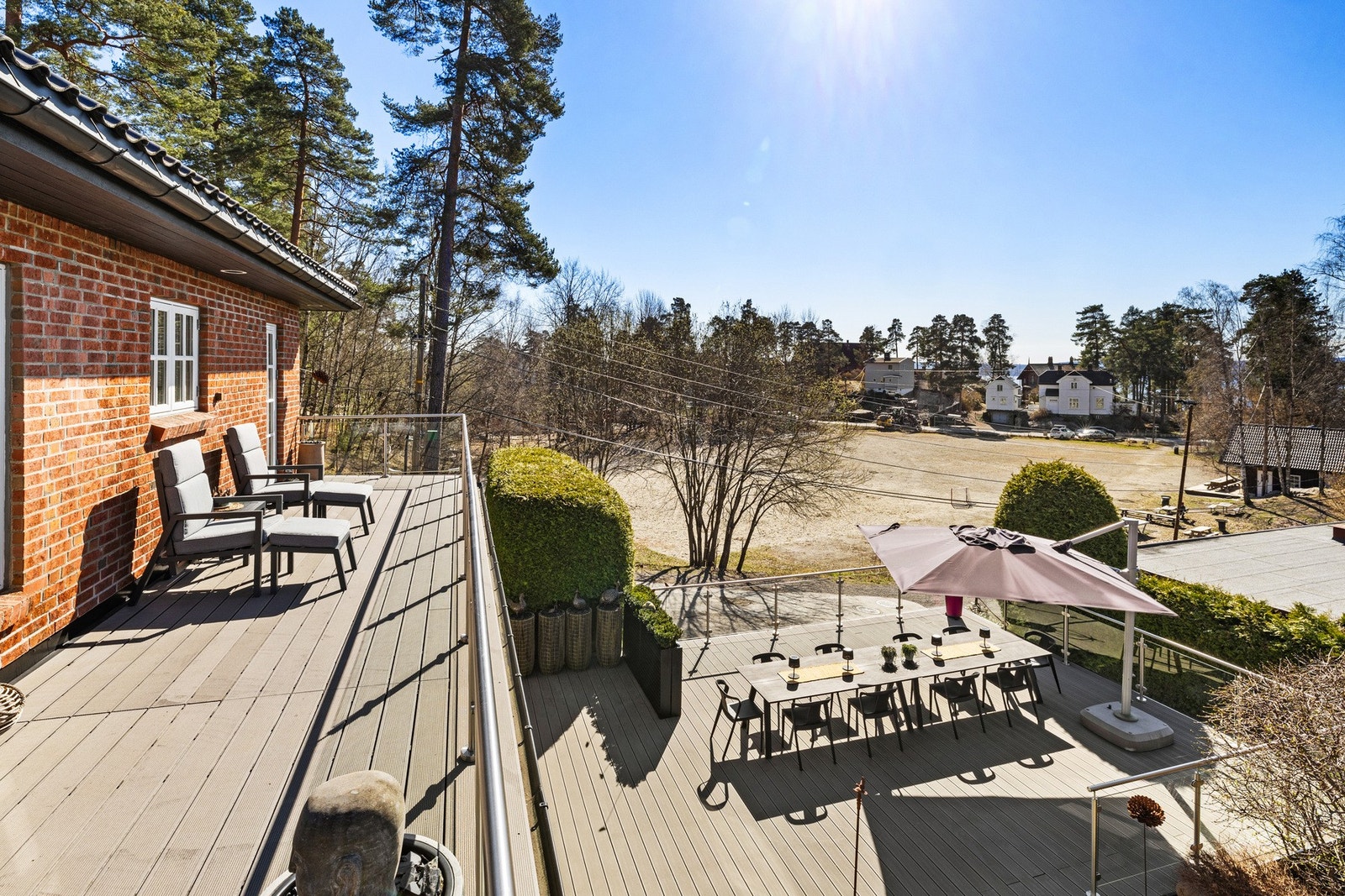 Balkong og terrasse er utført med Megawood terrassebord og glassrekkverk Galleribilde